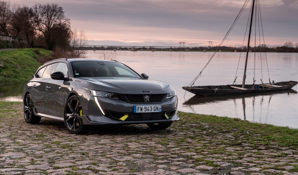 Автомобиль Peugeot  508 SW  2021 года у реки