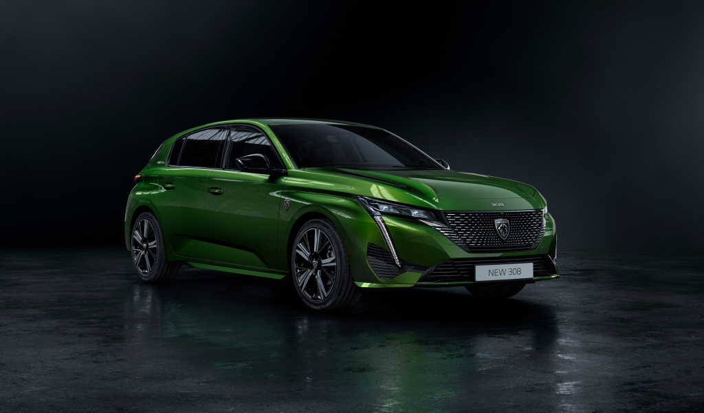 Кроссовер Peugeot 308, 2021 года на черном фоне