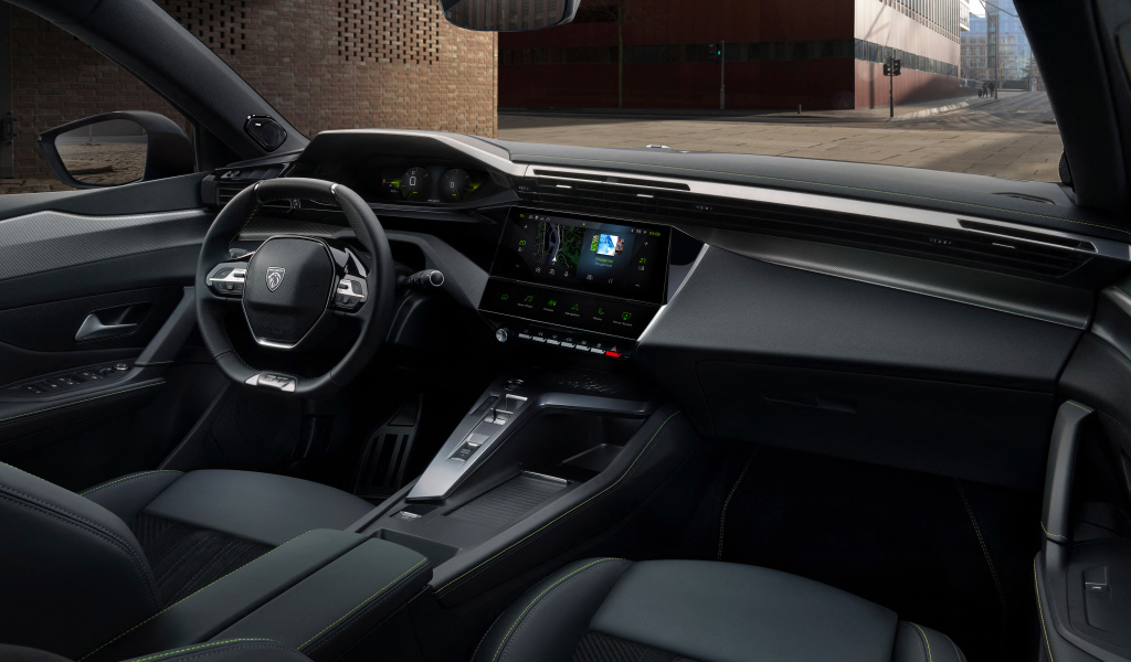 Дорогой черный кожаный салон автомобиля Peugeot 308, 2021 года