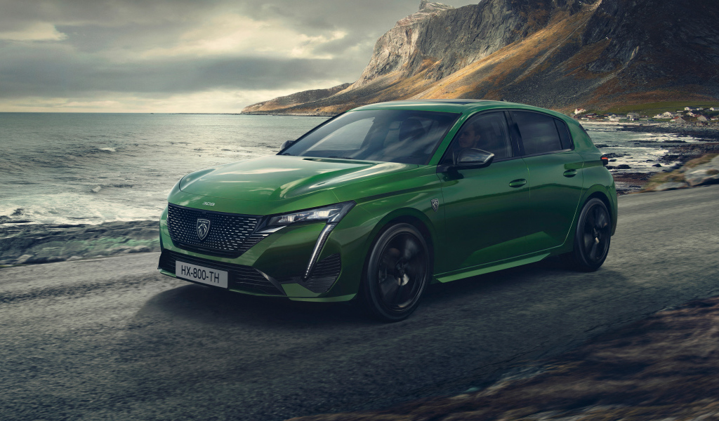 Зеленый автомобиль Peugeot 308, 2021 года у моря