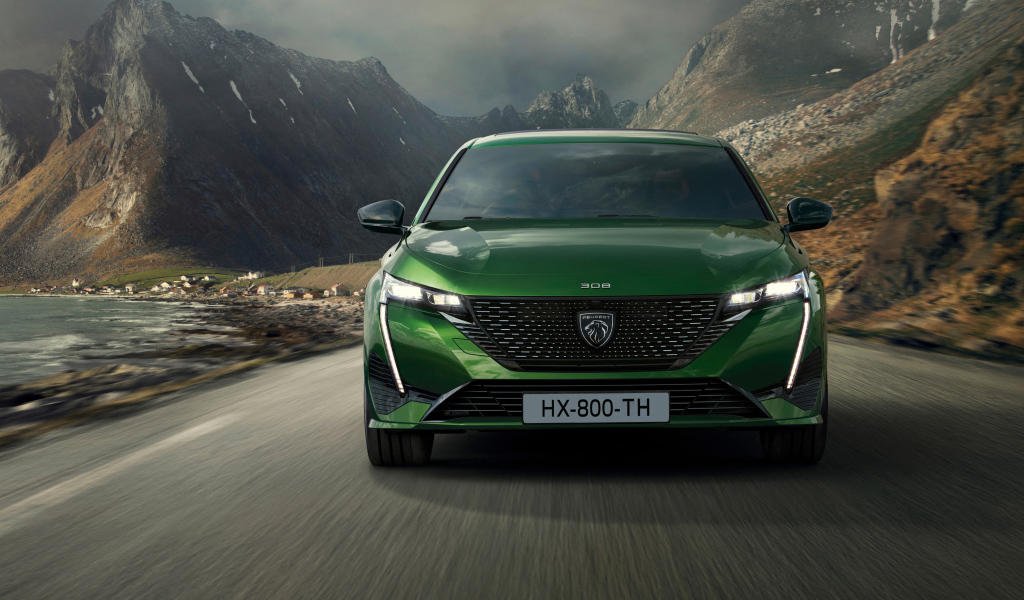 Автомобиль Peugeot 308 в горах