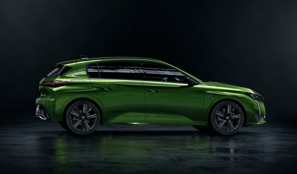 Автомобиль Peugeot 308 вид сбоку на черном фоне