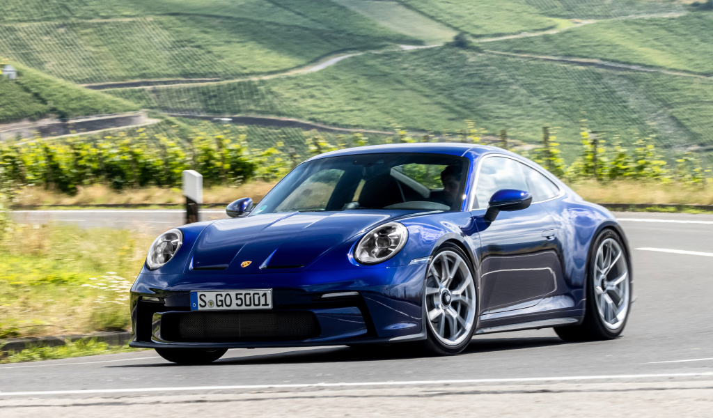 Синий автомобиль Porsche 911 GT3 Touring PDK 2021 года