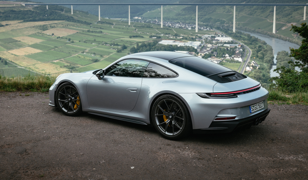 Серебристый автомобиль Porsche 911 GT3 Touring PDK 2021 года