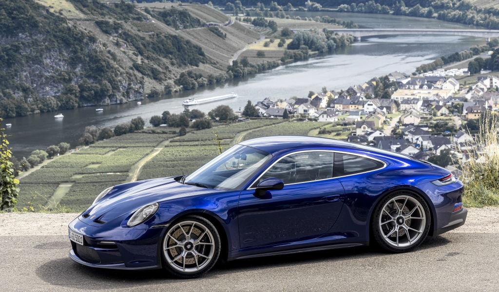 Автомобиль Porsche 911 GT3 Touring PDK 2021  года на фоне фьорда