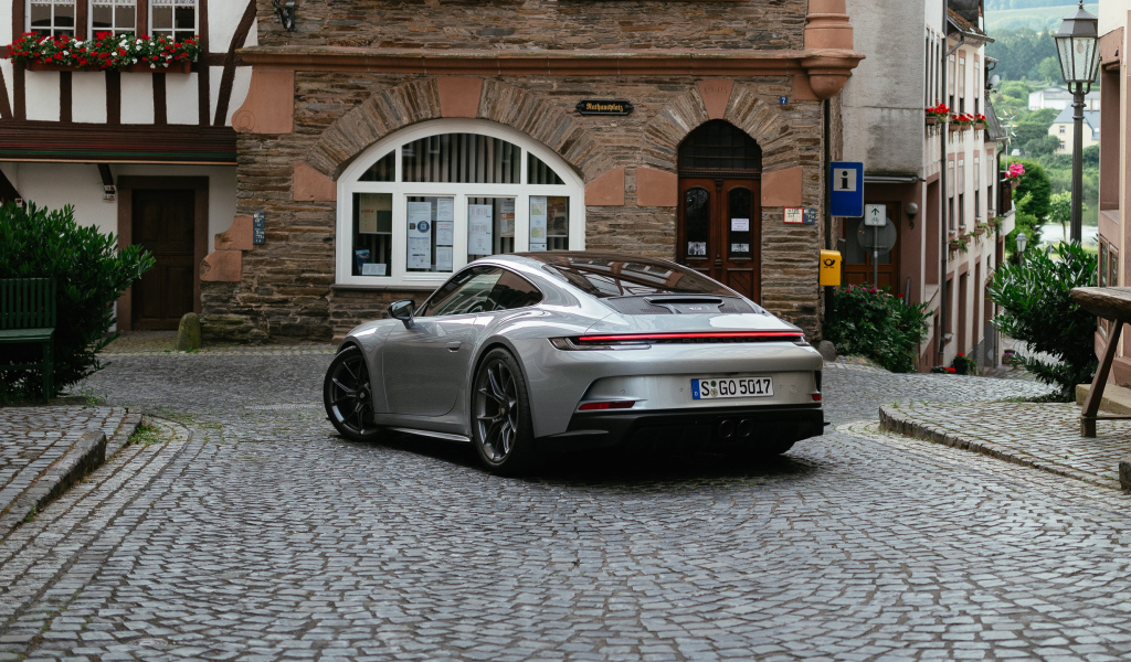 Автомобиль Porsche 911 GT3 Touring PDK 2021 года вид сзади