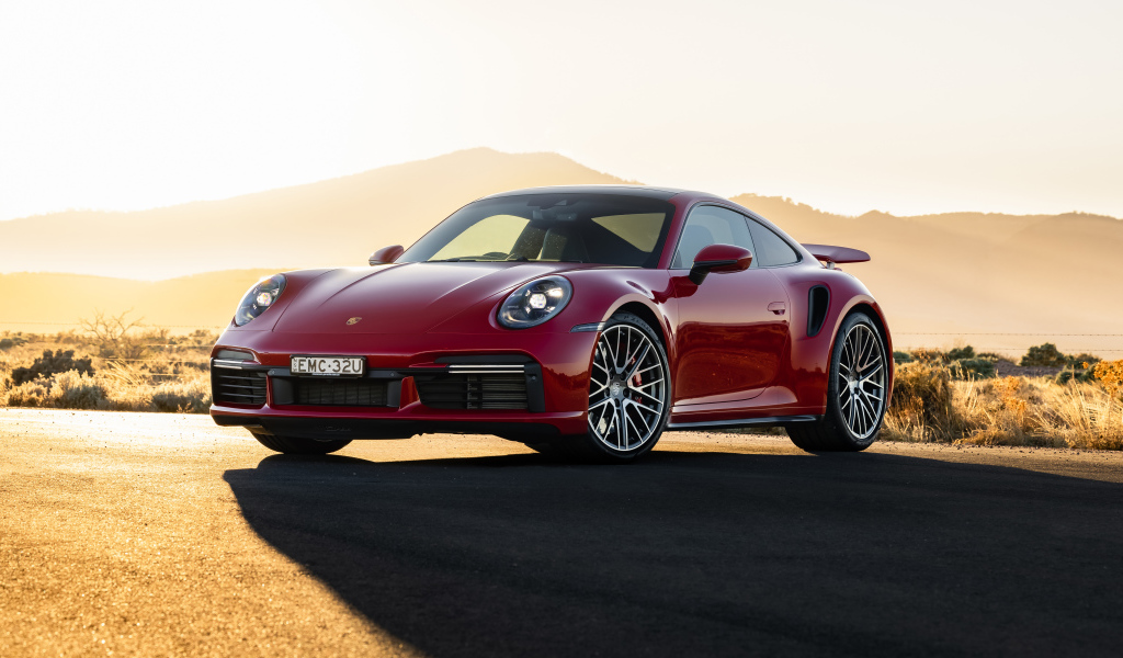 Красный автомобиль Porsche 911 Turbo 2021 года