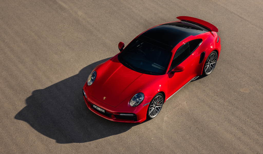 Красный автомобиль Porsche 911 Turbo 2021 года вид сверху