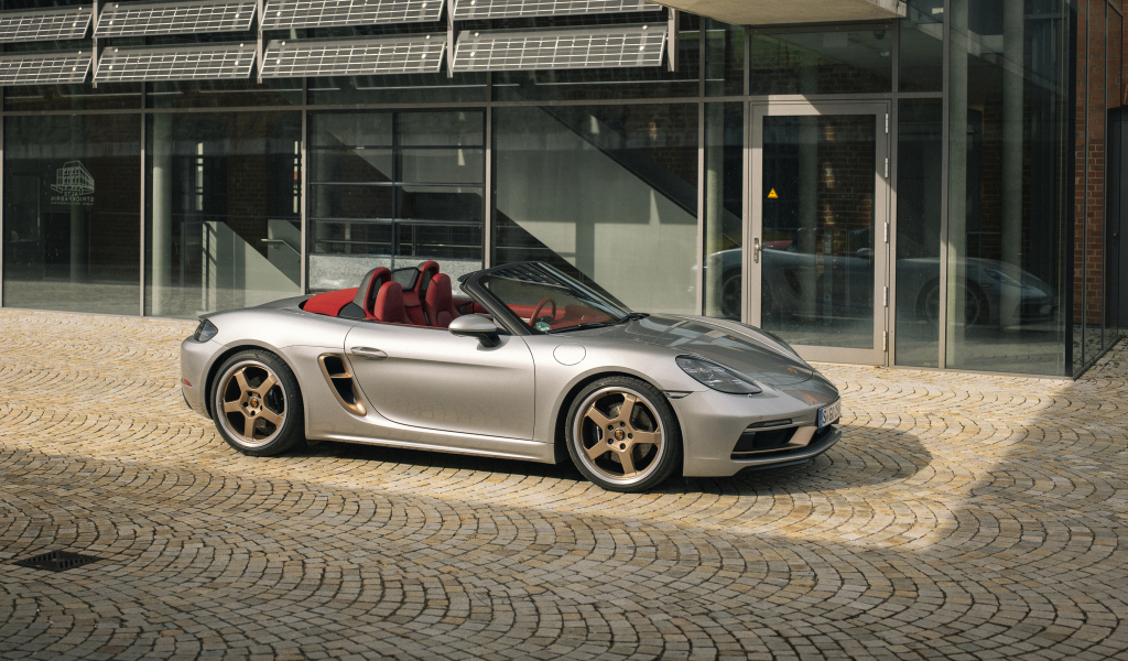 Спортивный кабриолет Porsche Boxster 25 Jahre 2021  года у дома