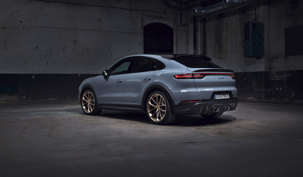 Автомобиль Porsche Cayenne Turbo GT 2021 года вид сзади