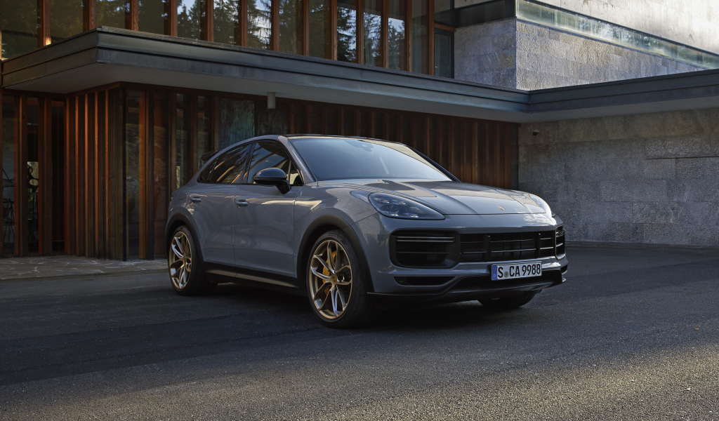 Кроссовер Porsche Cayenne Turbo GT 2021 года у здания