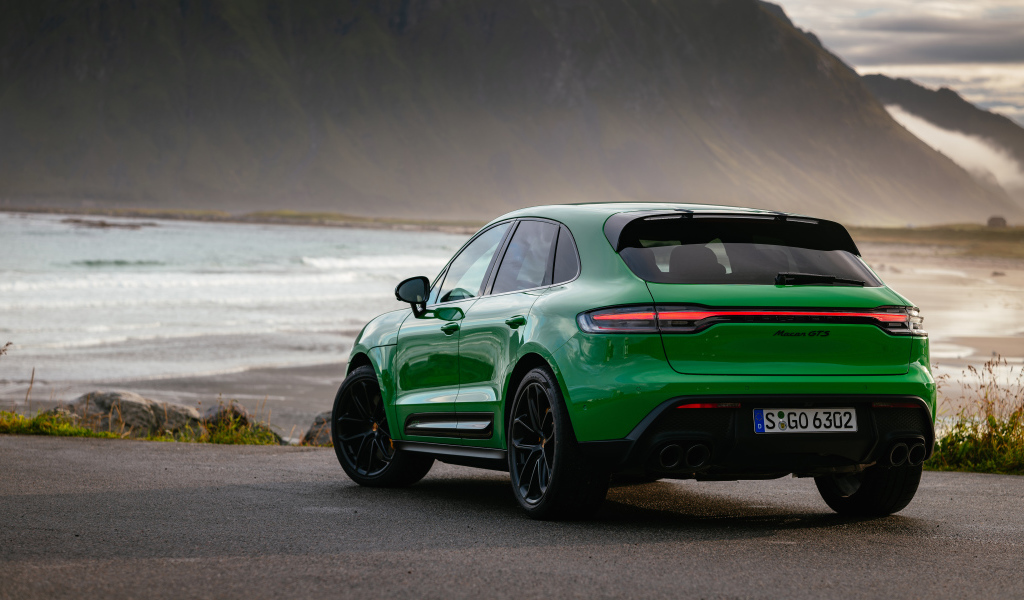 Автомобиль Porsche Macan GTS Sport Package 2021 года вид сзади