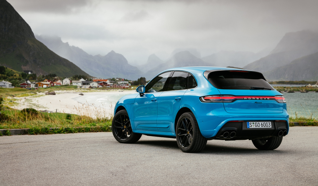 Голубой автомобиль Porsche Macan 2021 года вид сзади