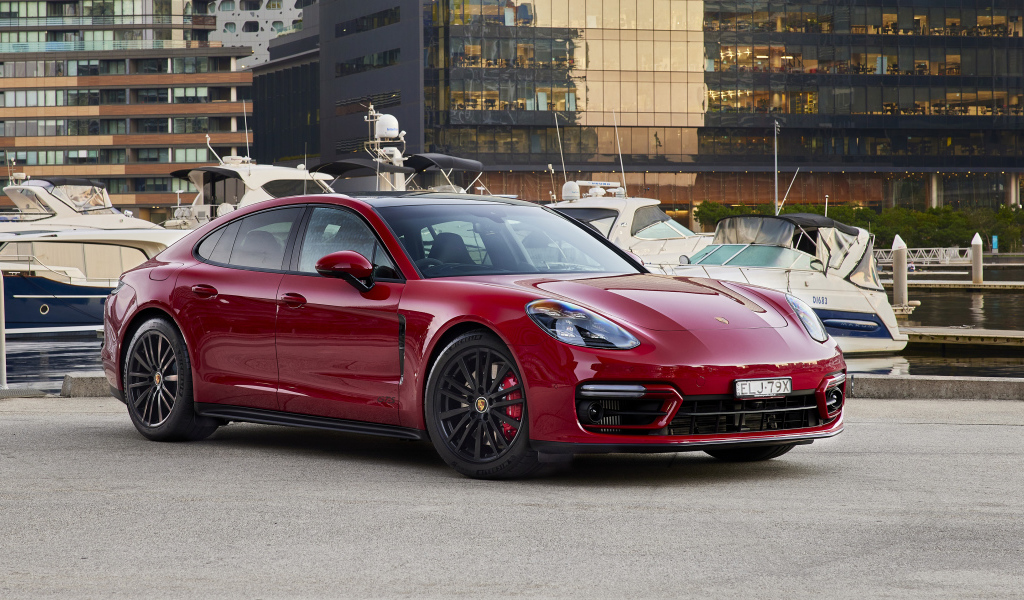 Красный автомобиль Porsche Panamera GTS 2021 года