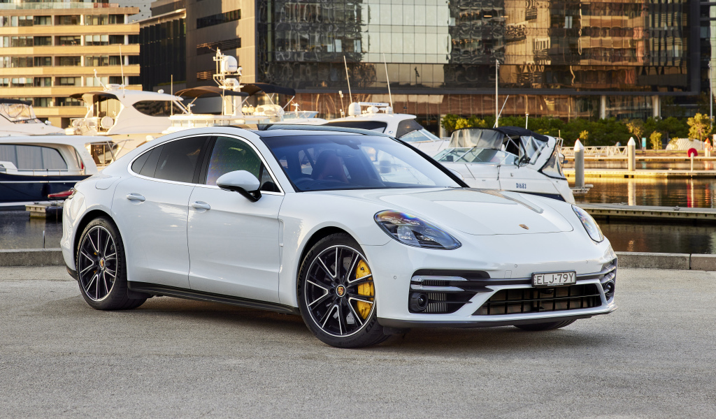 Белый автомобиль Porsche Panamera Turbo S 2021 года вид спереди