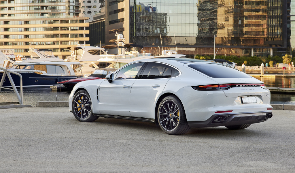 Белый автомобиль Porsche Panamera Turbo S 2021 года вид сзади
