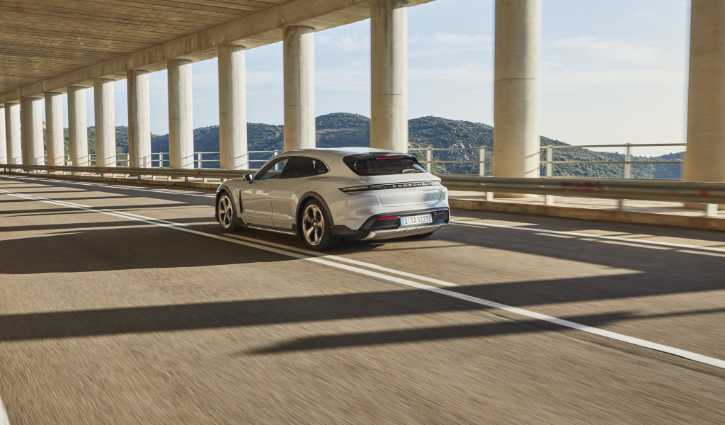 Внедорожник Porsche Taycan 4S Cross Turismo 2021 года на мосту