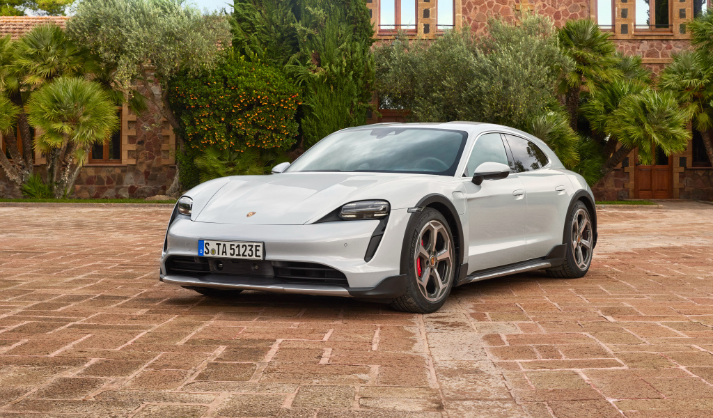 Автомобиль Porsche Taycan 4S Cross Turismo 2021 года у стены