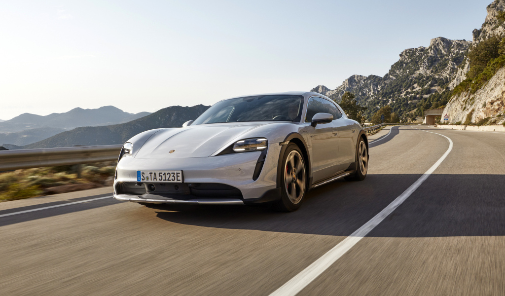 Автомобиль Porsche Taycan 4S Cross Turismo 2021 года на трассе в горах