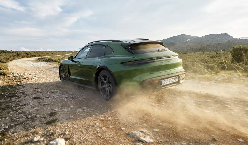 Кроссовер Porsche Taycan Turbo S Cross Turismo 2021 года на дороге