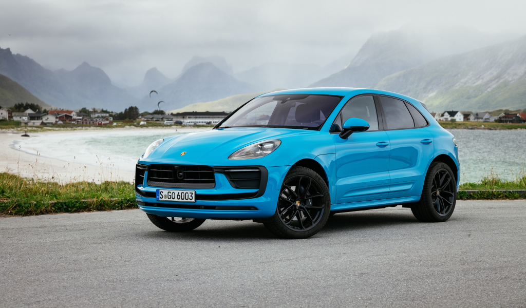 Голубой Porsche Macan 2021 года вид спереди