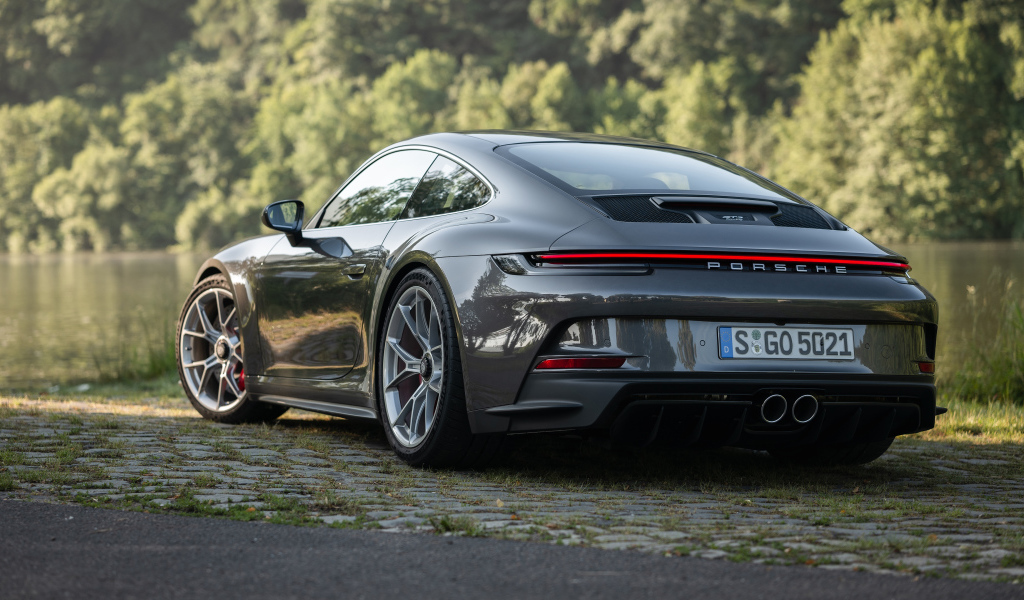 Быстрый Porsche 911 GT3 Touring MT 2021 года вид сзади