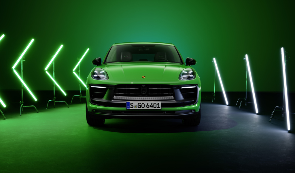 Зеленый Porsche Macan GTS Sport Package 2021 года вид спереди