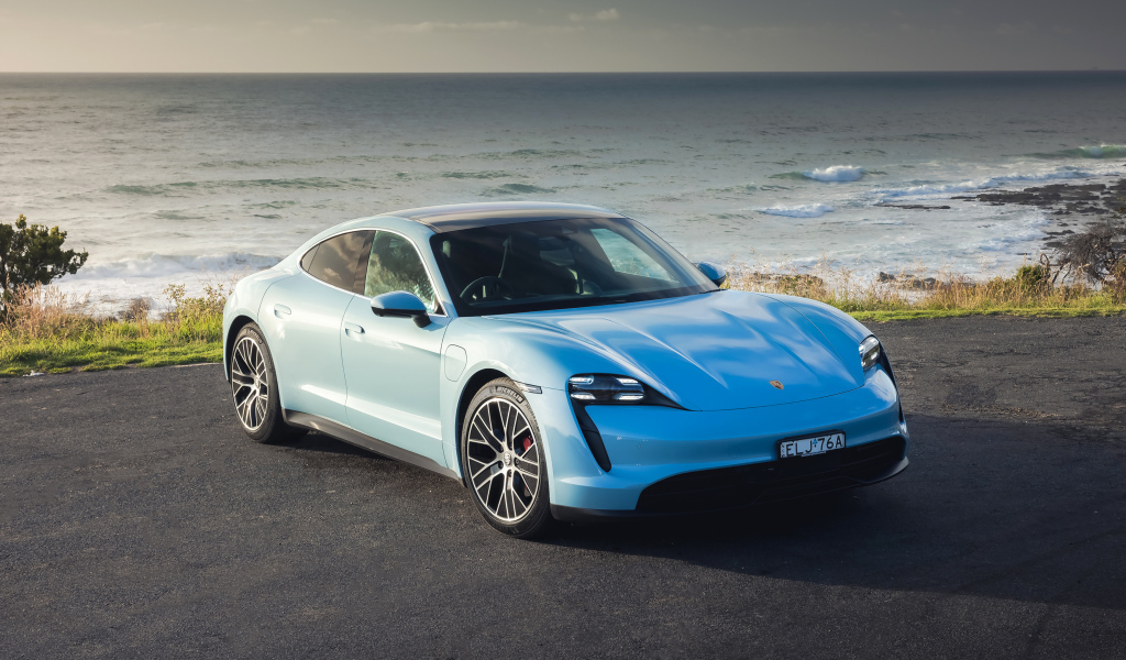 Автомобиль Porsche Taycan 4S у моря