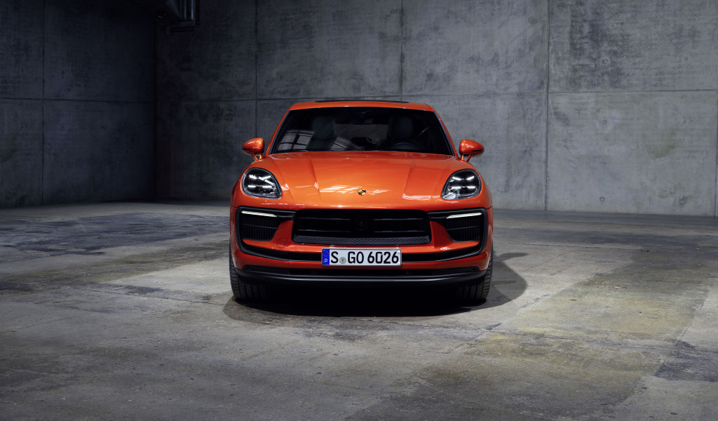 Красный Porsche Macan S 2021 года на сером фоне