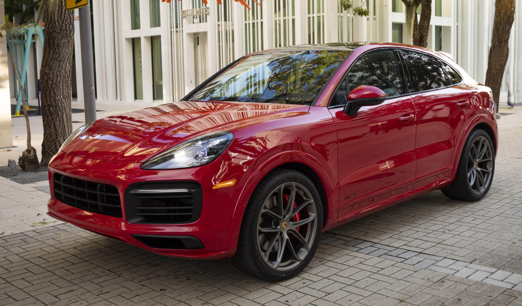 Красный кроссовер Porsche Cayenne GTS, 2021 года
