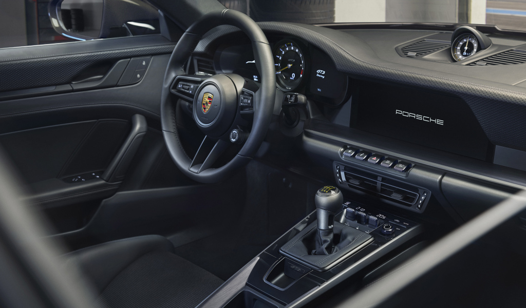 Салон автомобиля Porsche 911 GT3 Touring 2021 года