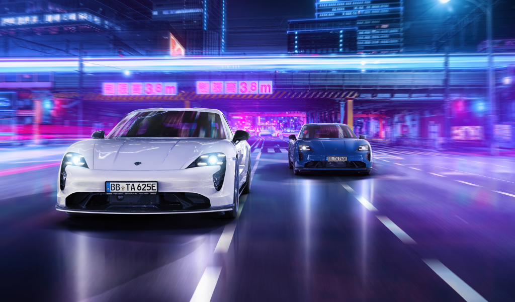 Два автомобиля Porsche Taycan Aerokit 2021 года на трассе