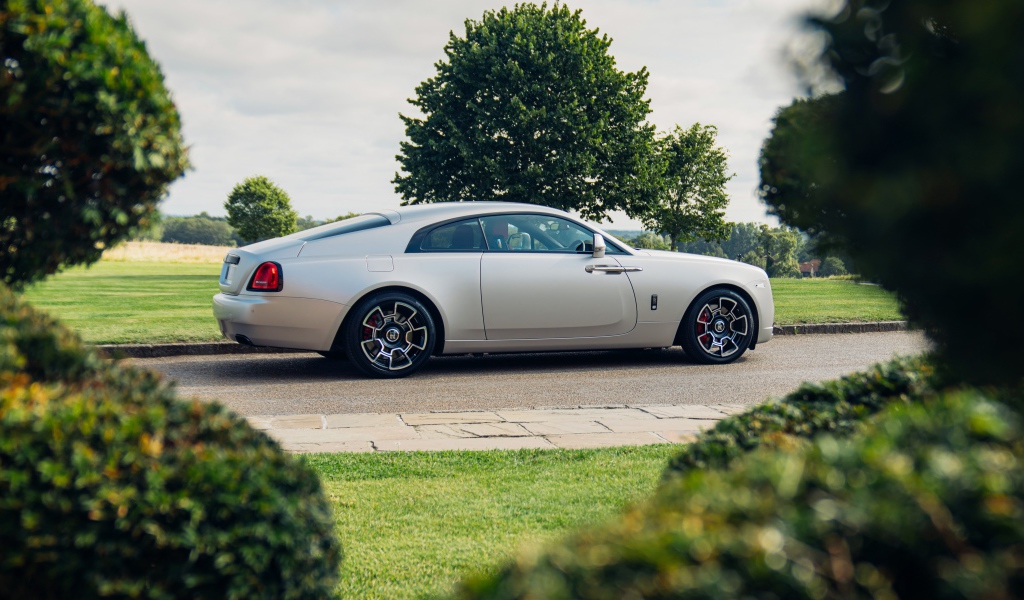 Автомобиль Rolls-Royce Black Badge Wraith 2021 года вид сбоку