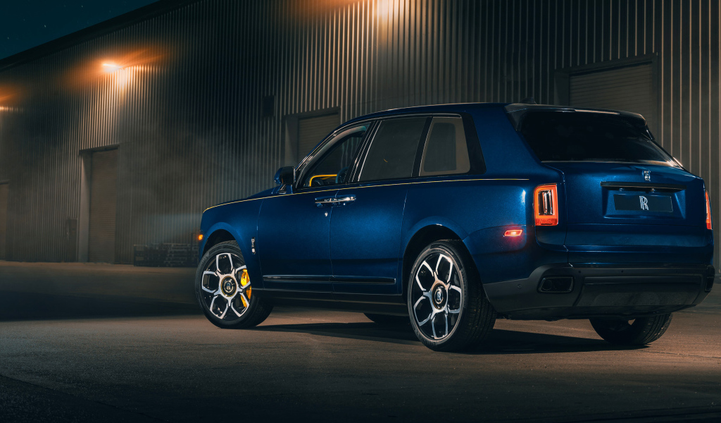 Синий внедорожник Rolls-Royce Cullinan Black Badge 2021 года вид сзади