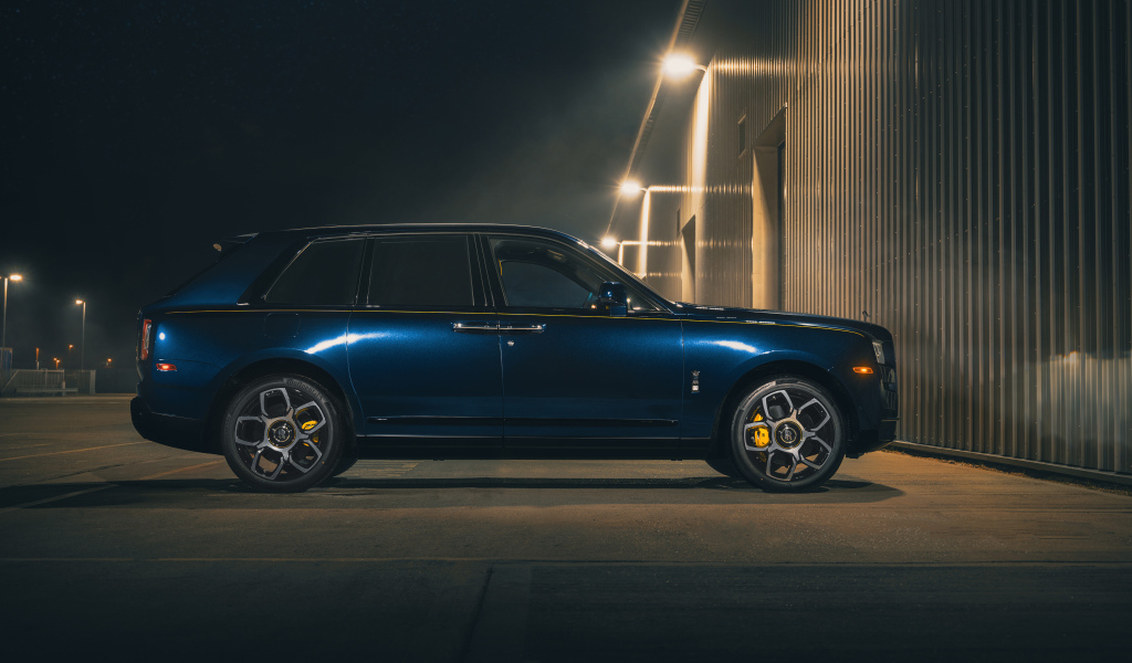 Внедорожник Rolls-Royce Cullinan Black Badge 2021 года вид сбоку