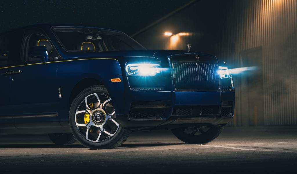 Автомобиль Rolls-Royce Cullinan Black Badge 2021 года с включенными фарами