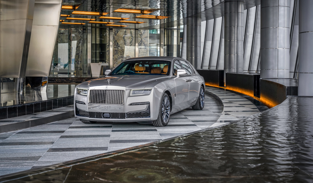 Автомобиль Rolls-Royce Ghost EWB 2021 года у воды