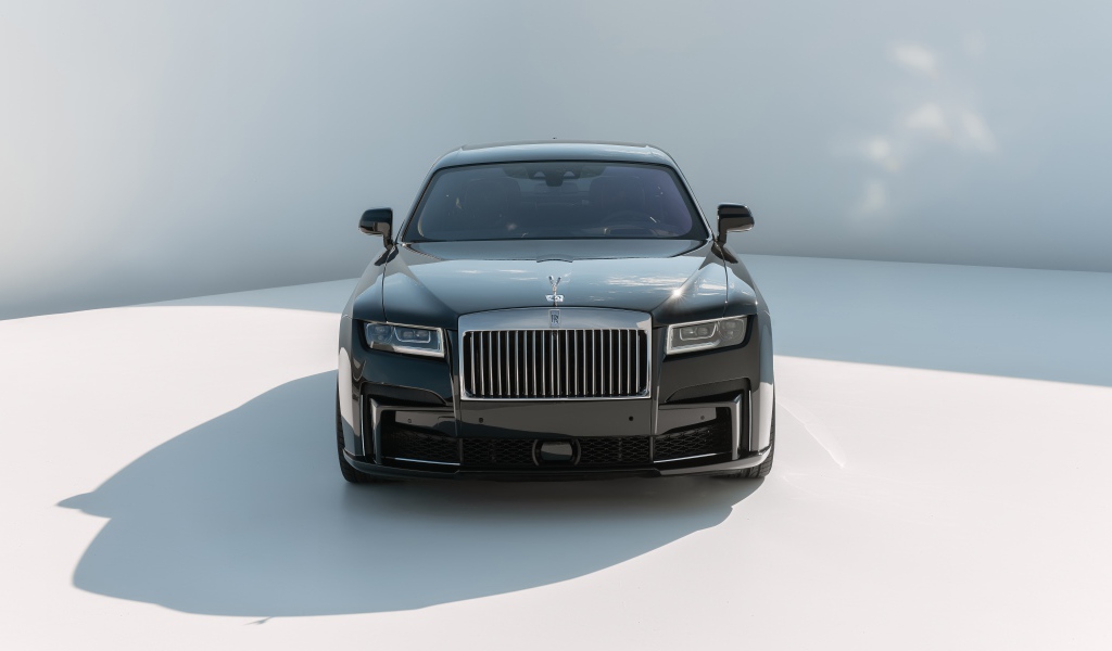 Автомобиль Rolls-Royce Ghost 2021 года на сером фоне