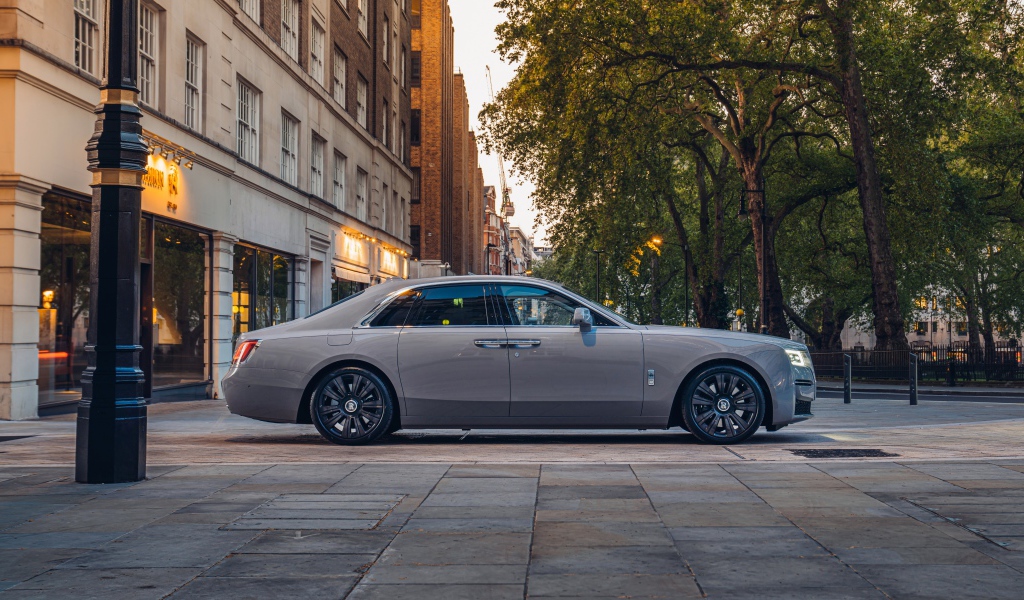 Автомобиль Rolls-Royce Ghost 2021 года вид сбоку