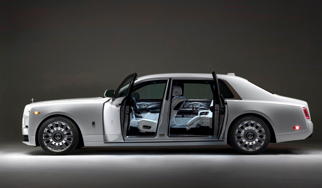 Престижный автомобиль Rolls-Royce Phantom EWB 2022 года