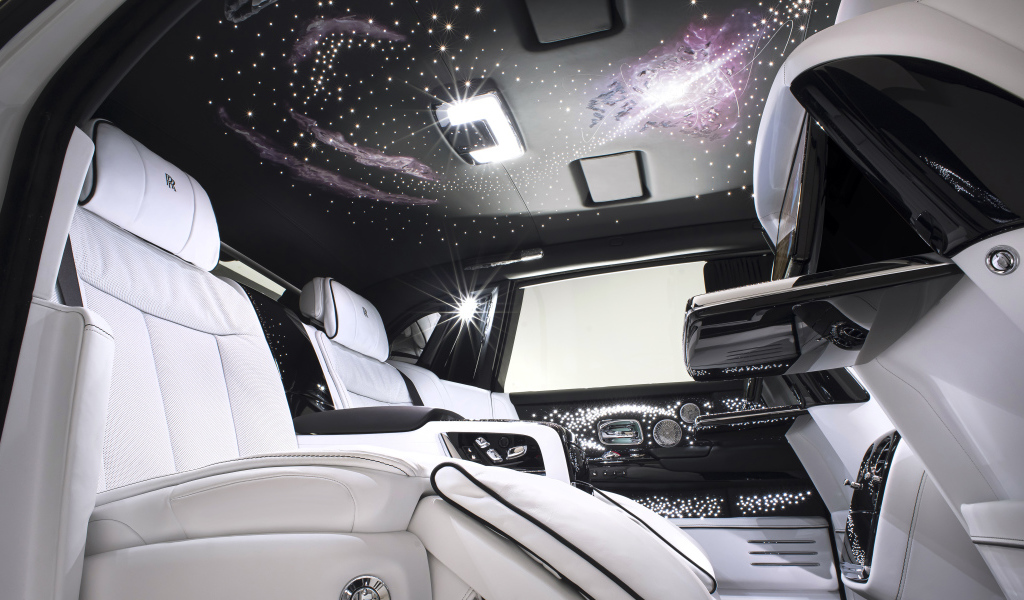 Белый кожаный салон автомобиля Rolls-Royce Phantom 2022 года