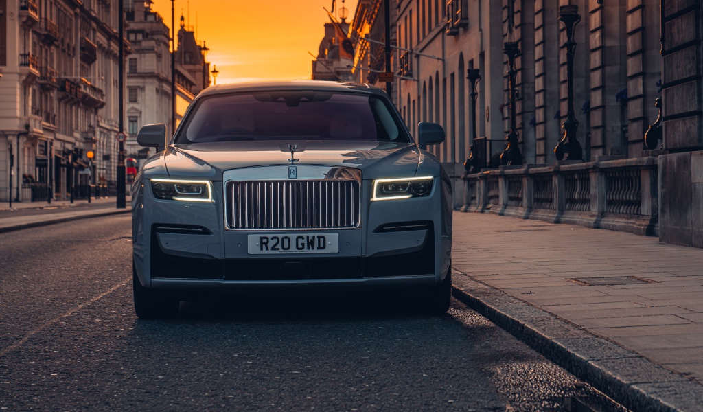 Дорогой автомобиль Rolls-Royce Ghost 2021 года вид спереди