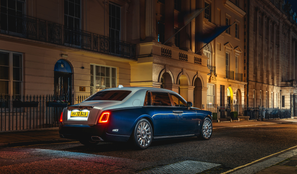 Дорогой автомобиль Rolls-Royce Phantom Extended, 2021 года вид сзади