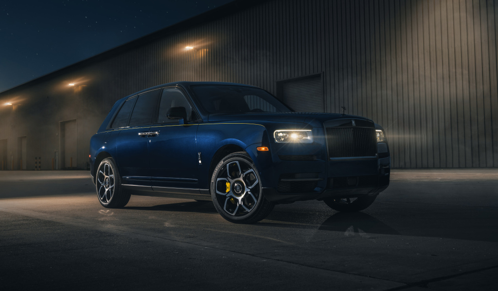 Дорогой стильный внедорожник Rolls-Royce Cullinan Black Badge 2021 года