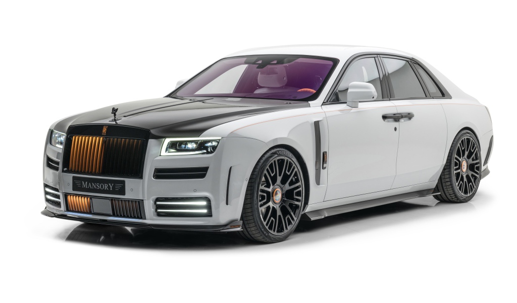 Серый автомобиль Mansory Rolls-Royce Ghost 2021 года на белом фоне крупным планом