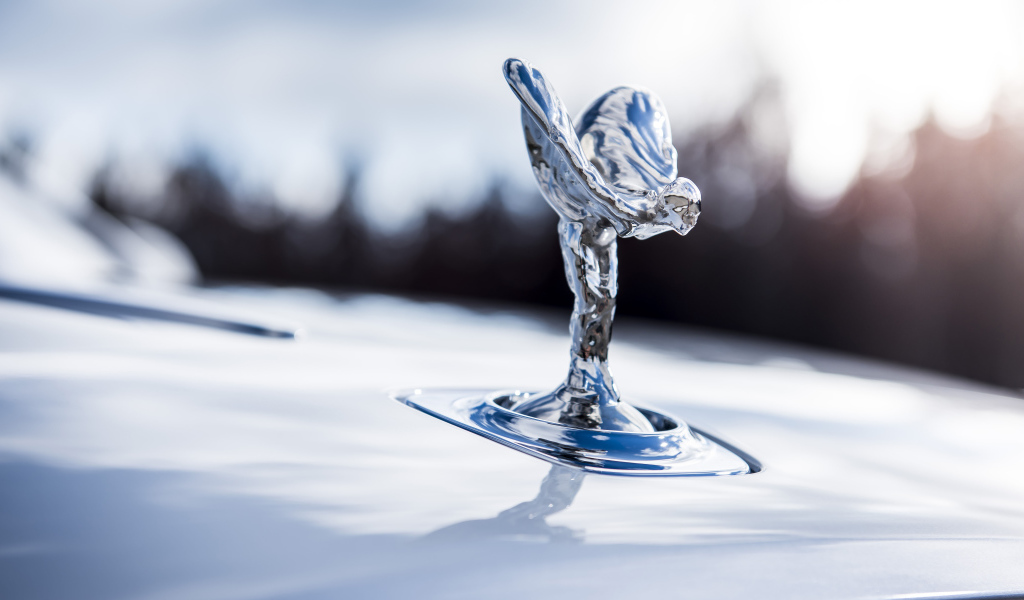 Изображение богини Ники на автомобиле Rolls-Royce Spirit Of Ecstasy
