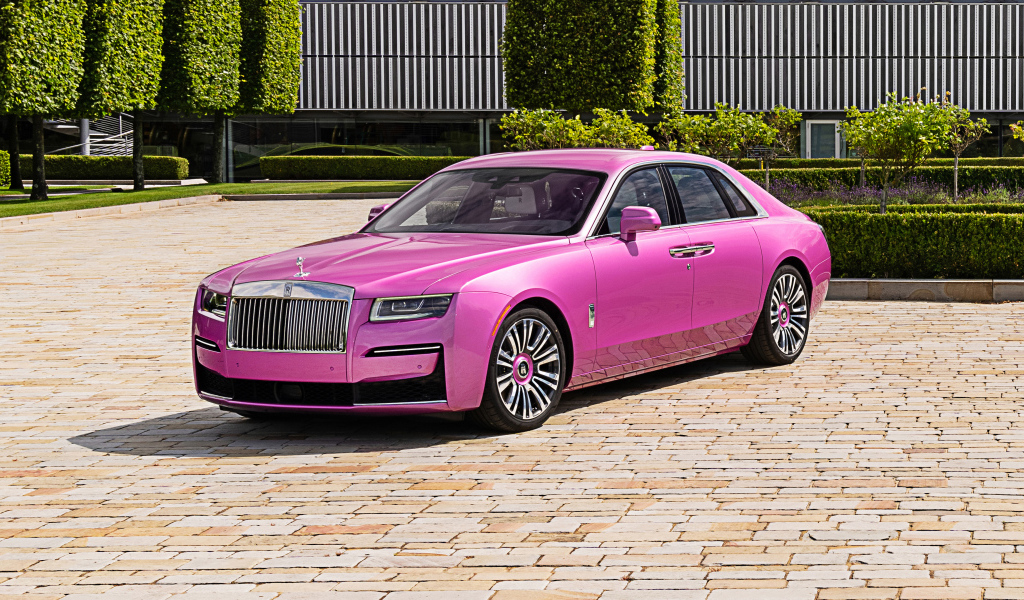 Розовый дорогой автомобиль ROLLS-ROYCE Cullinan, 2021 года