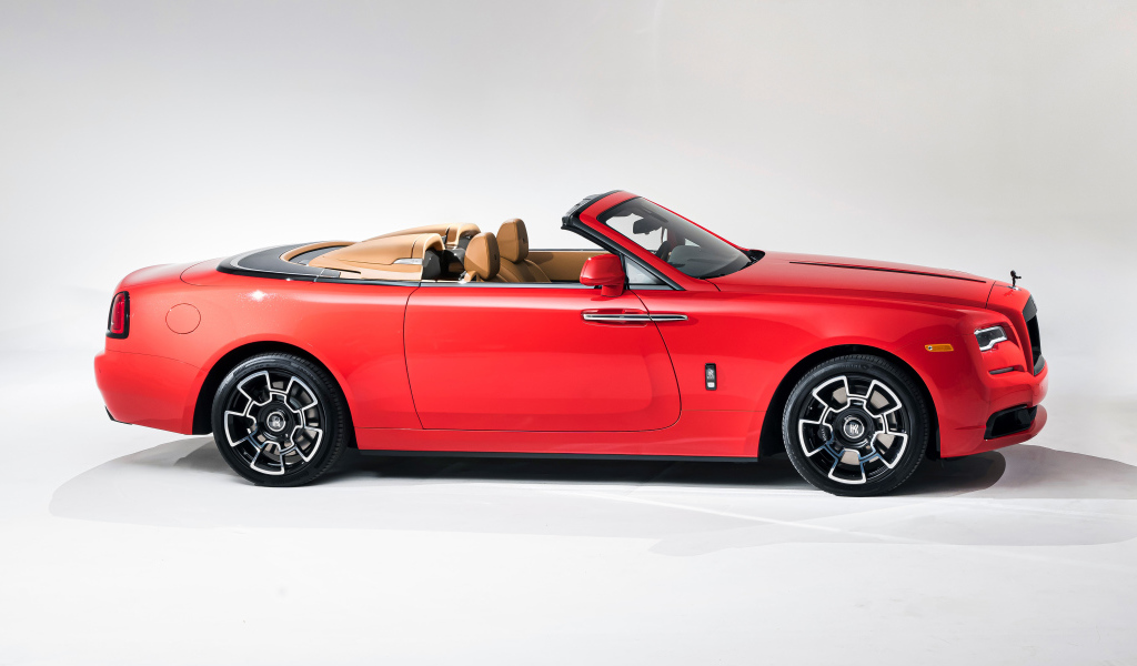 Красный кабриолет Rolls-Royce Phantom EWB, 2022 года на белом фоне