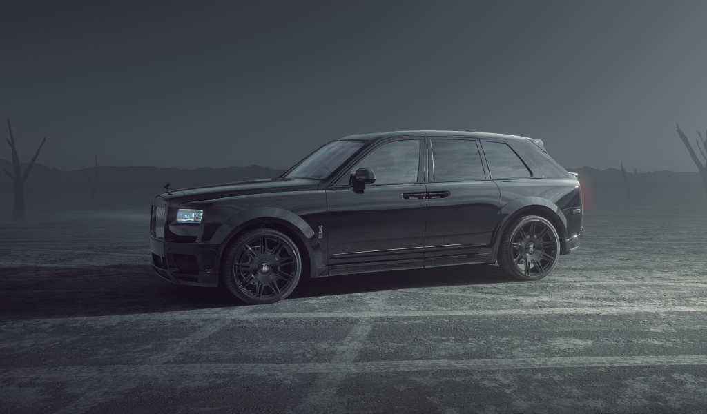 Автомобиль Rolls-Royce Cullinan, 2021 года в тумане