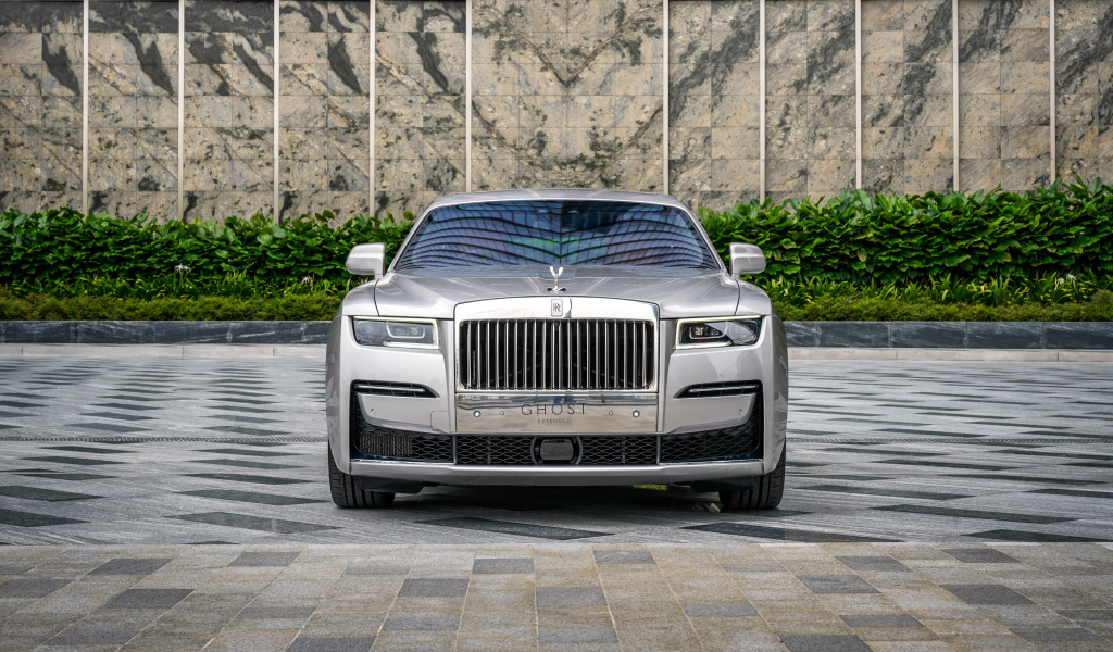 Серебристый Rolls-Royce Ghost EWB 2021 года вид спереди